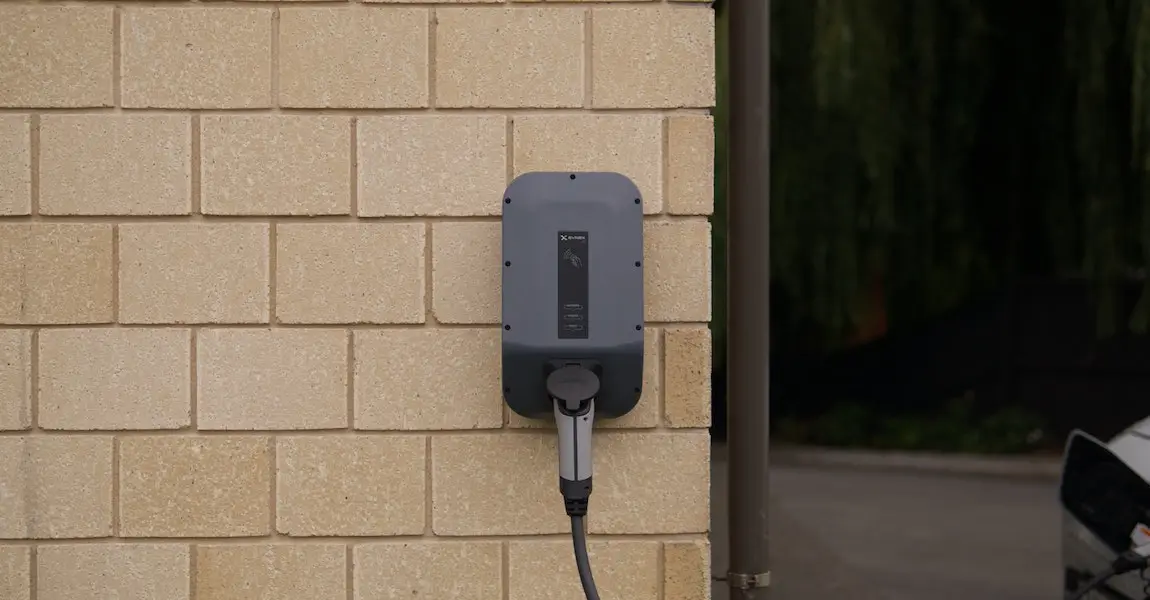 Montaż stacji ładowania samochodu elektrycznego w domu - jak przebiega?