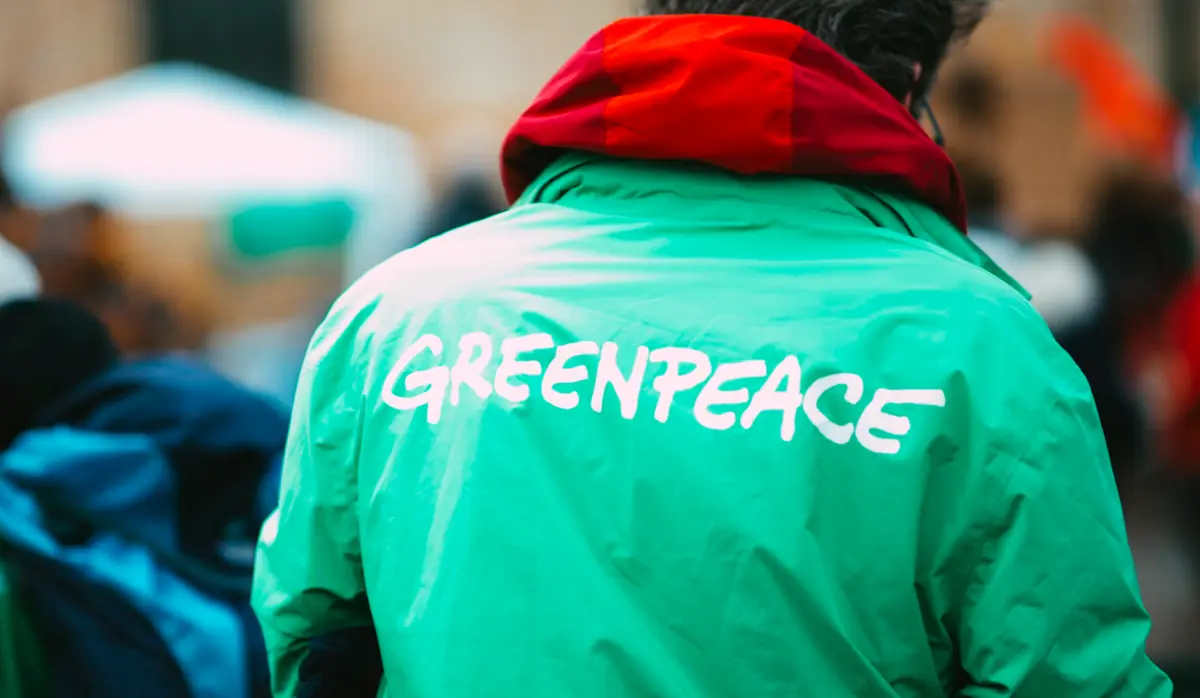 Greenpeace - mężczyzna w kurtce na proteście
