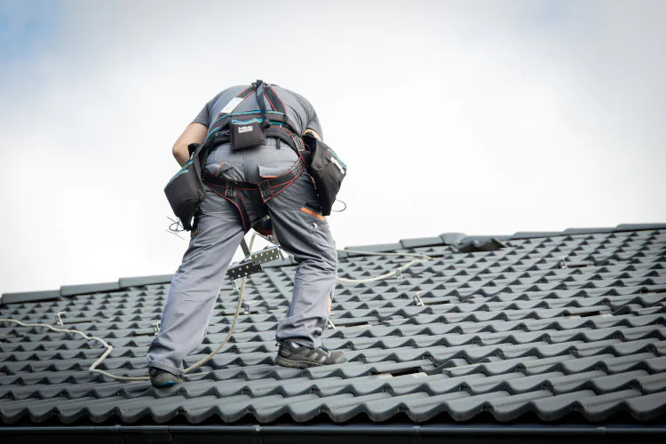 instalator modułów Blaupunkt w szelkach ochronnych