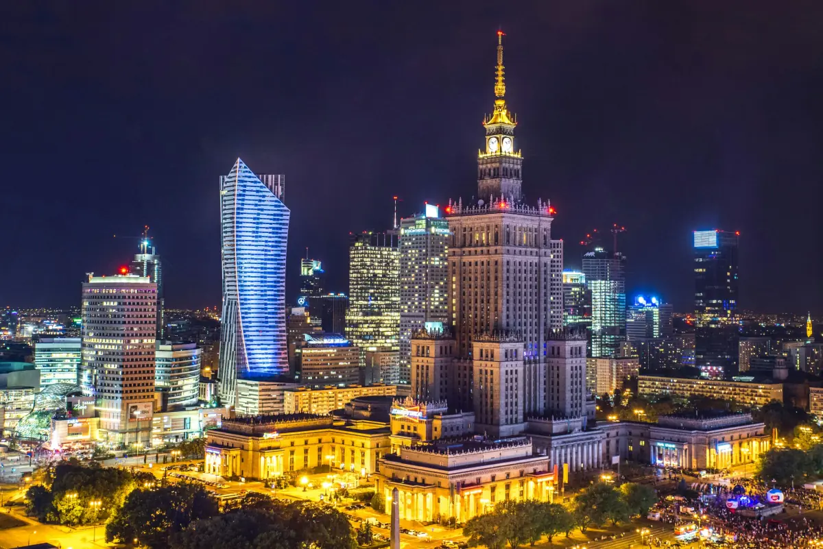 Warszawa nocą: Photo by Kamil Gliwiński on Unsplash