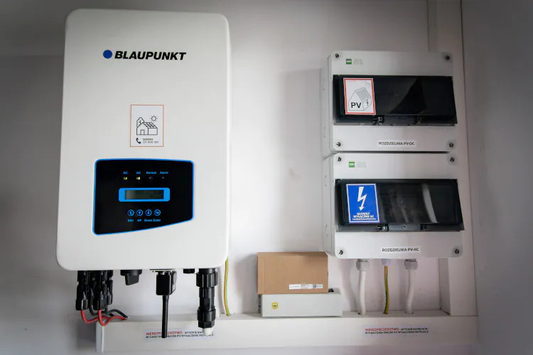 Zamontowany falownik Blaupunkt oraz rodzielnice DC/AC